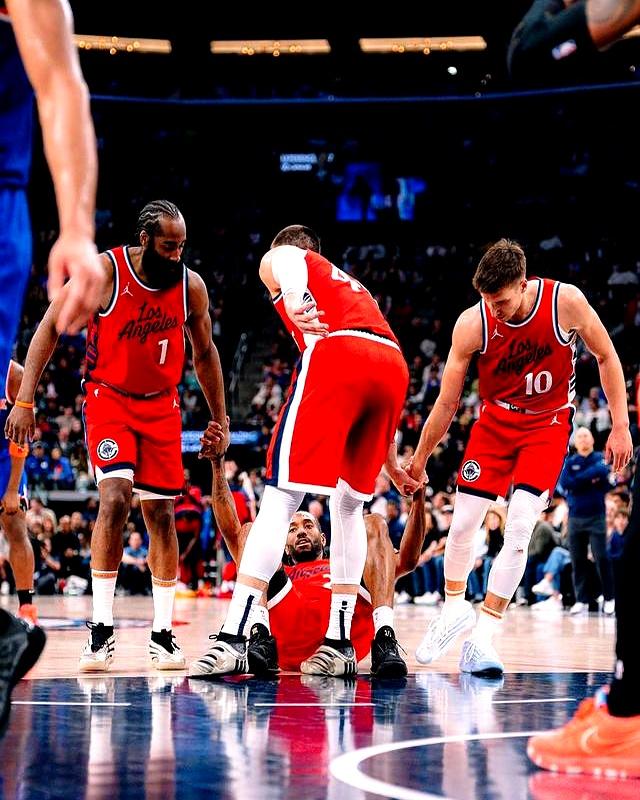 最后时刻洛杉矶快船调整名单以备NBA总决赛；刷新队史纪录环节打磨；震撼外界；官宣口径保持一致的简单介绍